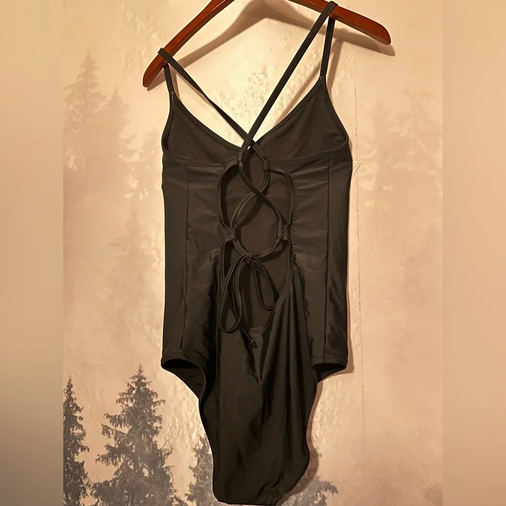Stylish Women's Swimwear Set - Black, Red, and Blue Patterned - Picture 8 of 14